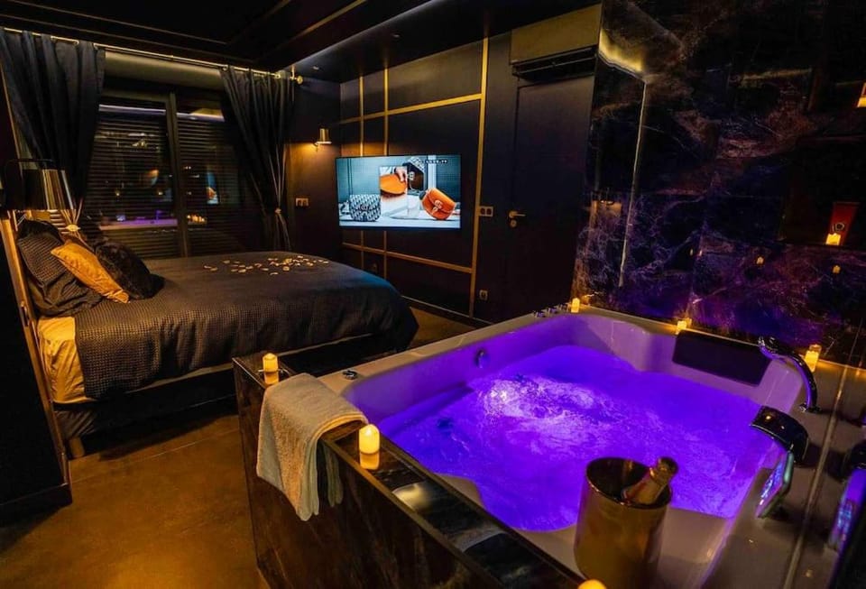 Bed, Night, Hot Tub, TV and multimedia, Photo of the whole room, Evening entertainment, Bedroom