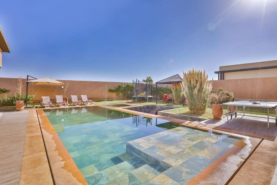 Swimming pool, sunbed