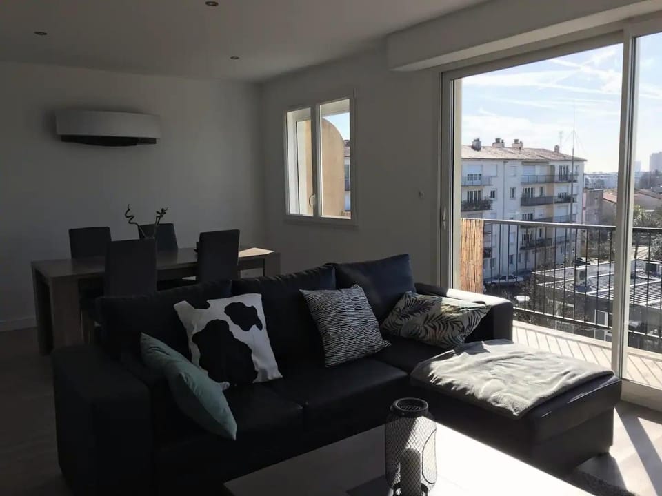 Living room, Seating area, air conditioner