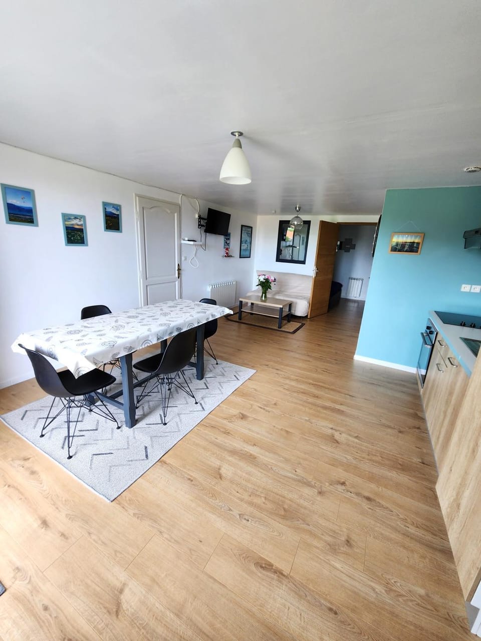 TV and multimedia, Living room, Seating area, Dining area, Meals, furniture, internet