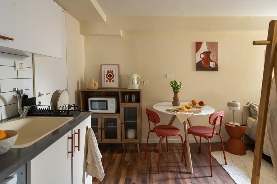 Coffee/tea facilities, Kitchen or kitchenette, Living room, Seating area, Dining area