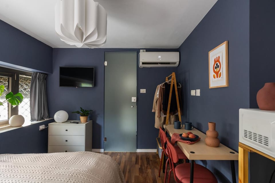 Communal lounge/ TV room, Bed, Living room, Seating area, Bedroom, air conditioner