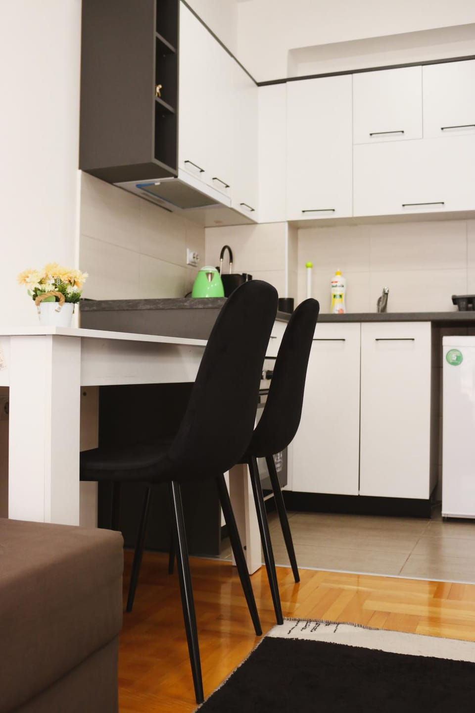 Kitchen or kitchenette, Living room, Seating area, Dining area, minibar, oven, stove