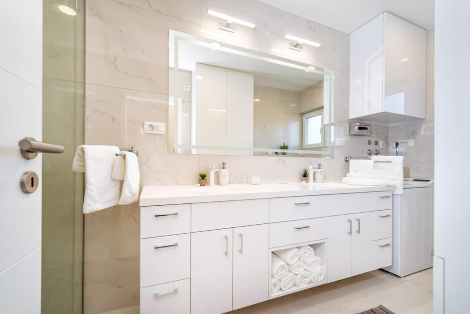 Bathroom, towels