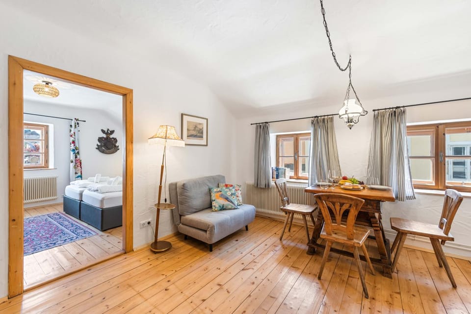 Bed, Living room, Photo of the whole room, Seating area, Dining area, Bedroom