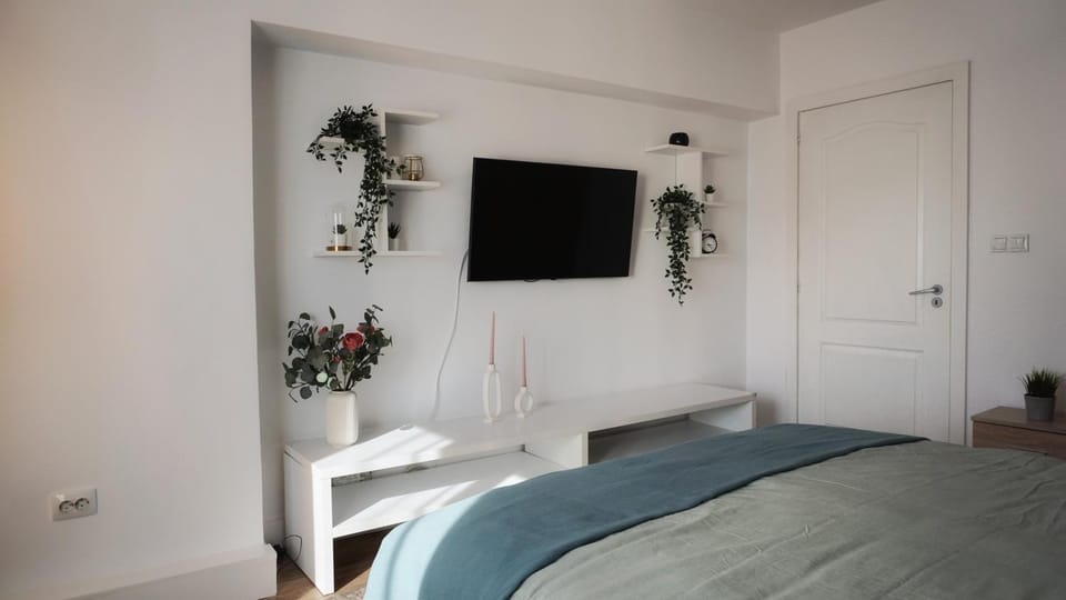Bed, TV and multimedia, Photo of the whole room, Bedroom
