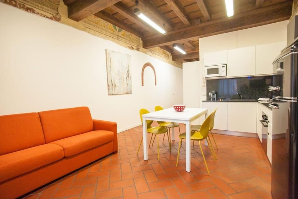 Kitchen or kitchenette, Living room, Seating area, Dining area
