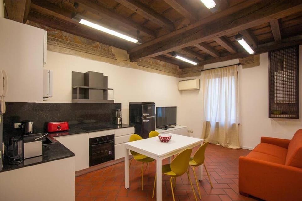 Coffee/tea facilities, Kitchen or kitchenette, Living room, Seating area, Dining area, oven, stove
