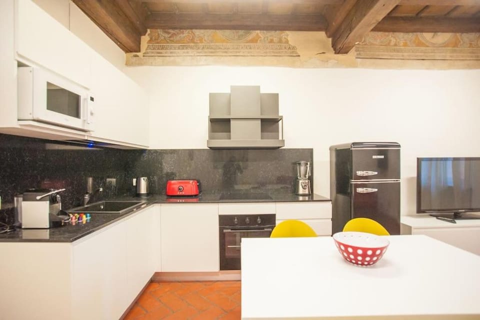 Kitchen or kitchenette, Dining area, oven, stove