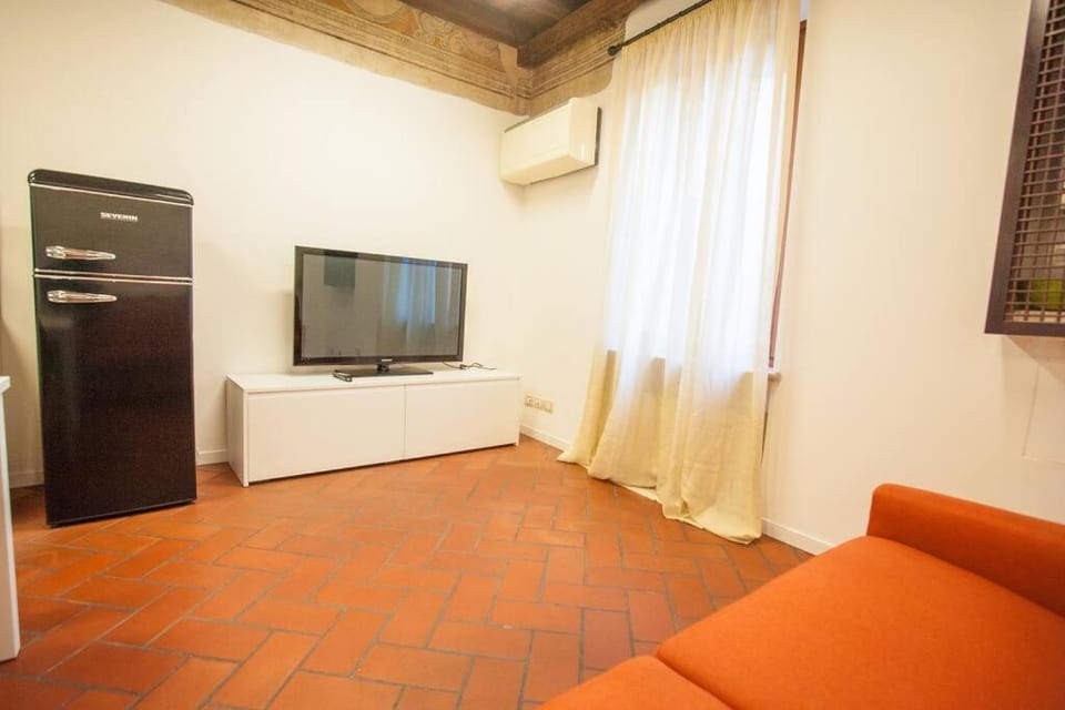 TV and multimedia, Kitchen or kitchenette, Living room, Seating area, air conditioner