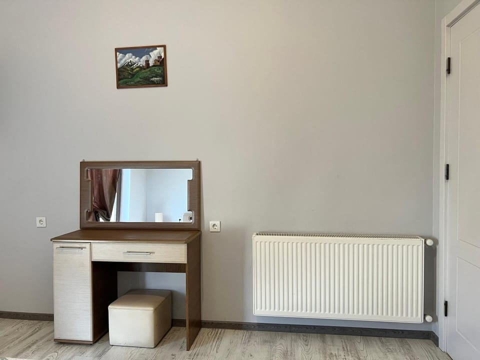 Bedroom, hair dresser, internet