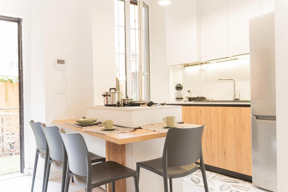 Kitchen or kitchenette, Dining area, minibar, stove