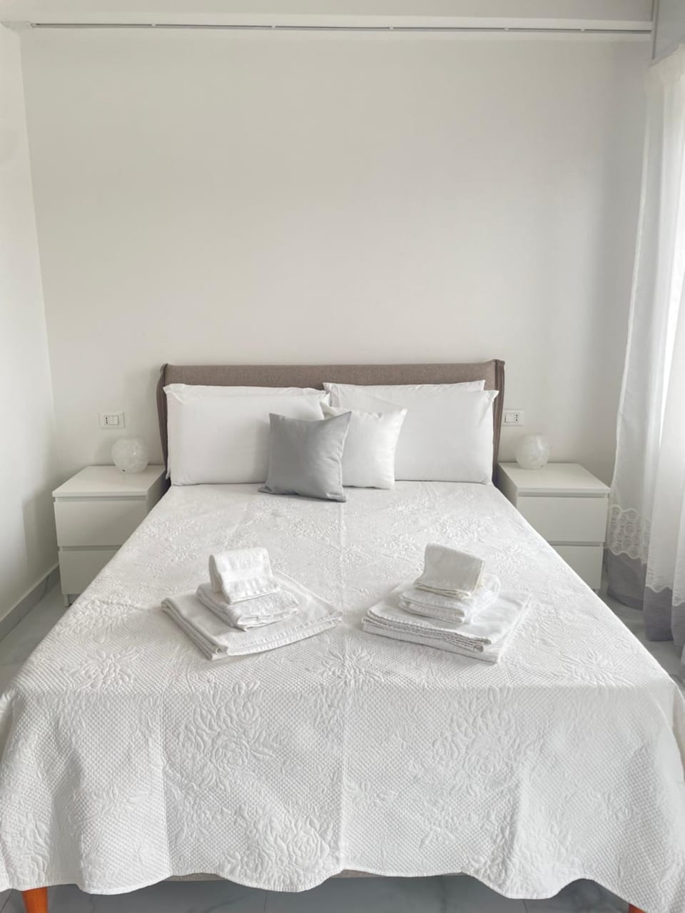 Bed, Bedroom, towels
