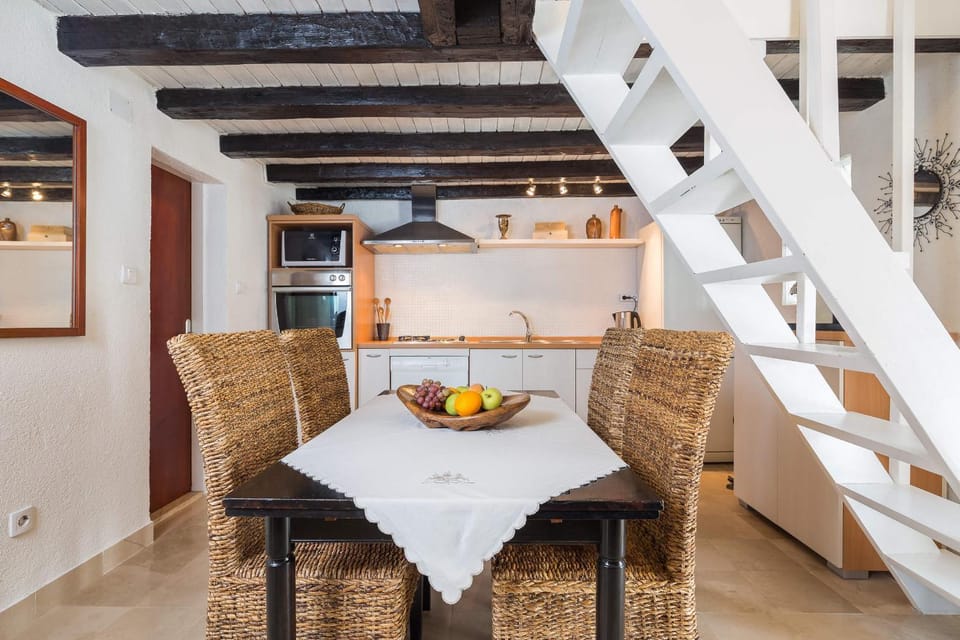 Kitchen or kitchenette, Food and drinks, Seating area, Dining area