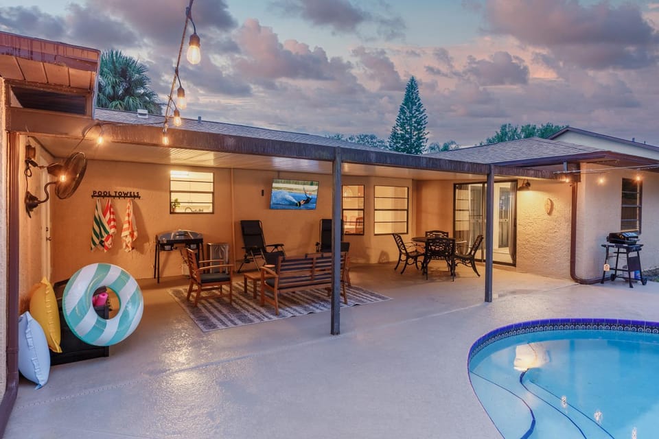 Communal lounge/ TV room, TV and multimedia, Swimming pool