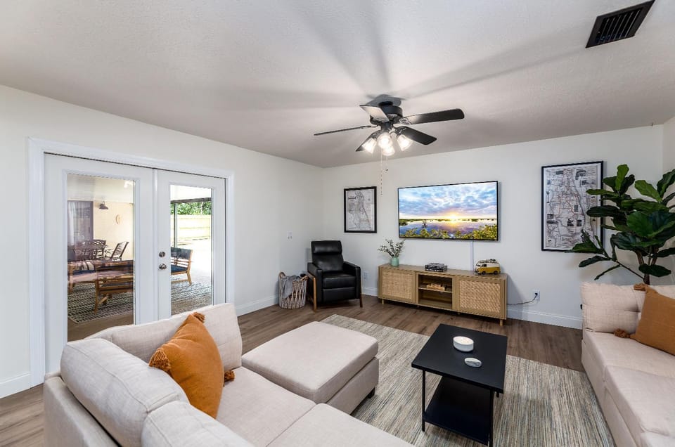 TV and multimedia, Living room, Seating area, fireplace