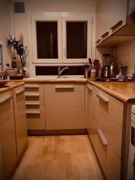 Kitchen or kitchenette, minibar, stove