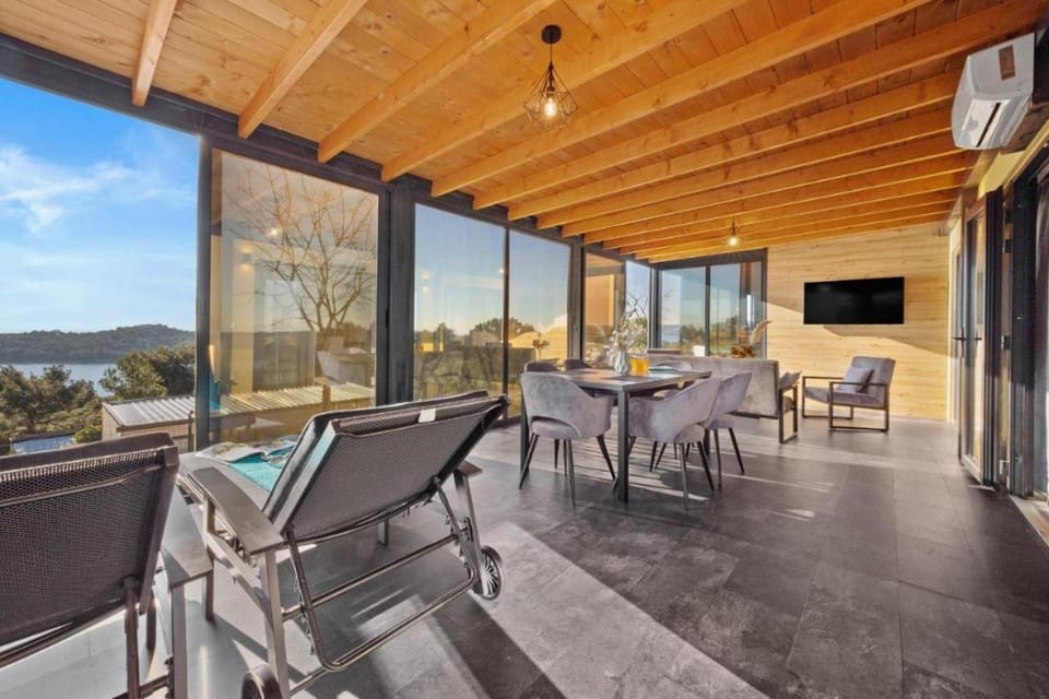 Patio, Communal lounge/ TV room, Natural landscape, View (from property/room), Balcony/Terrace, Seating area, Dining area, Evening entertainment, air conditioner