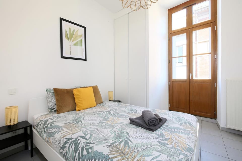 Bed, Photo of the whole room, Bedroom, towels