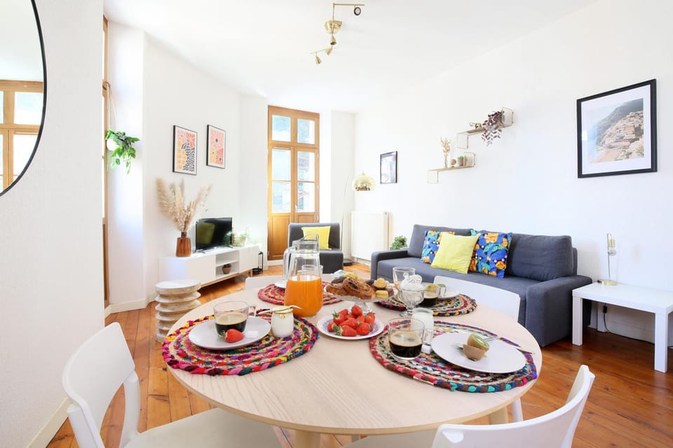 Living room, Food and drinks, Seating area, Dining area, Food, Drinks