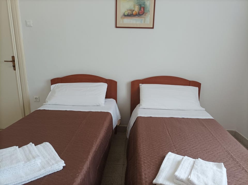 Bed, Photo of the whole room, towels