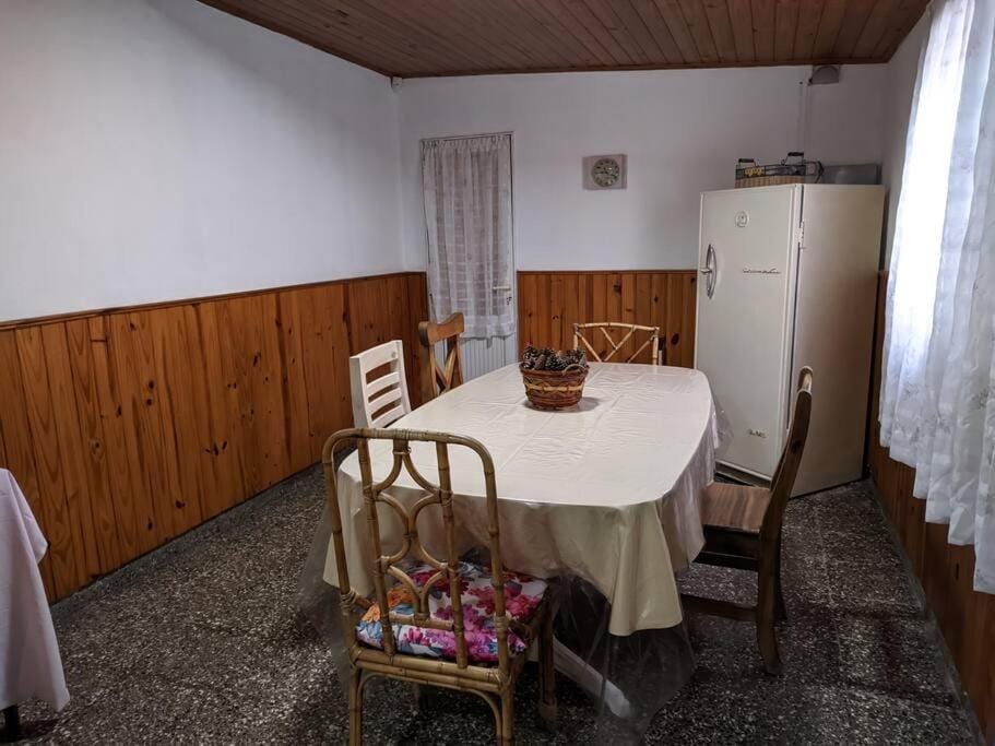 Photo of the whole room, Dining area
