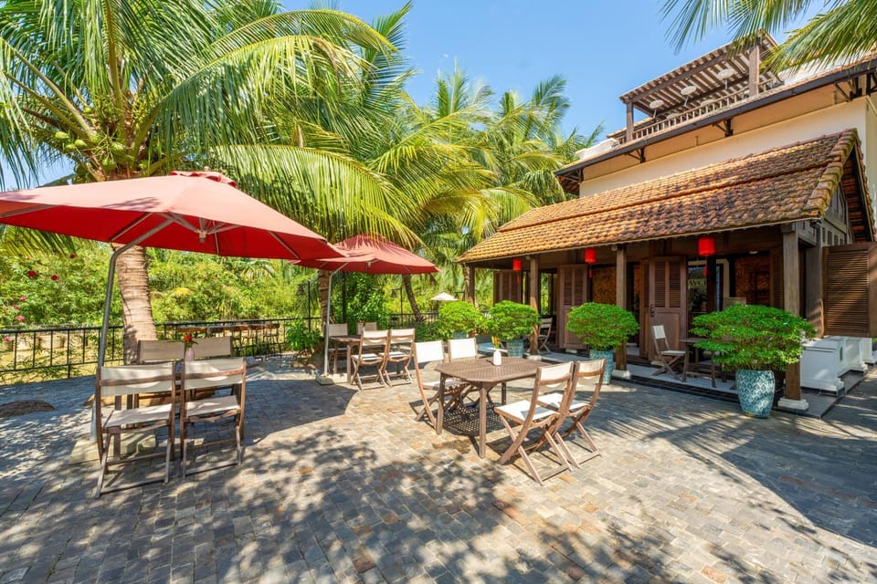 Property building, Restaurant/places to eat, Garden view