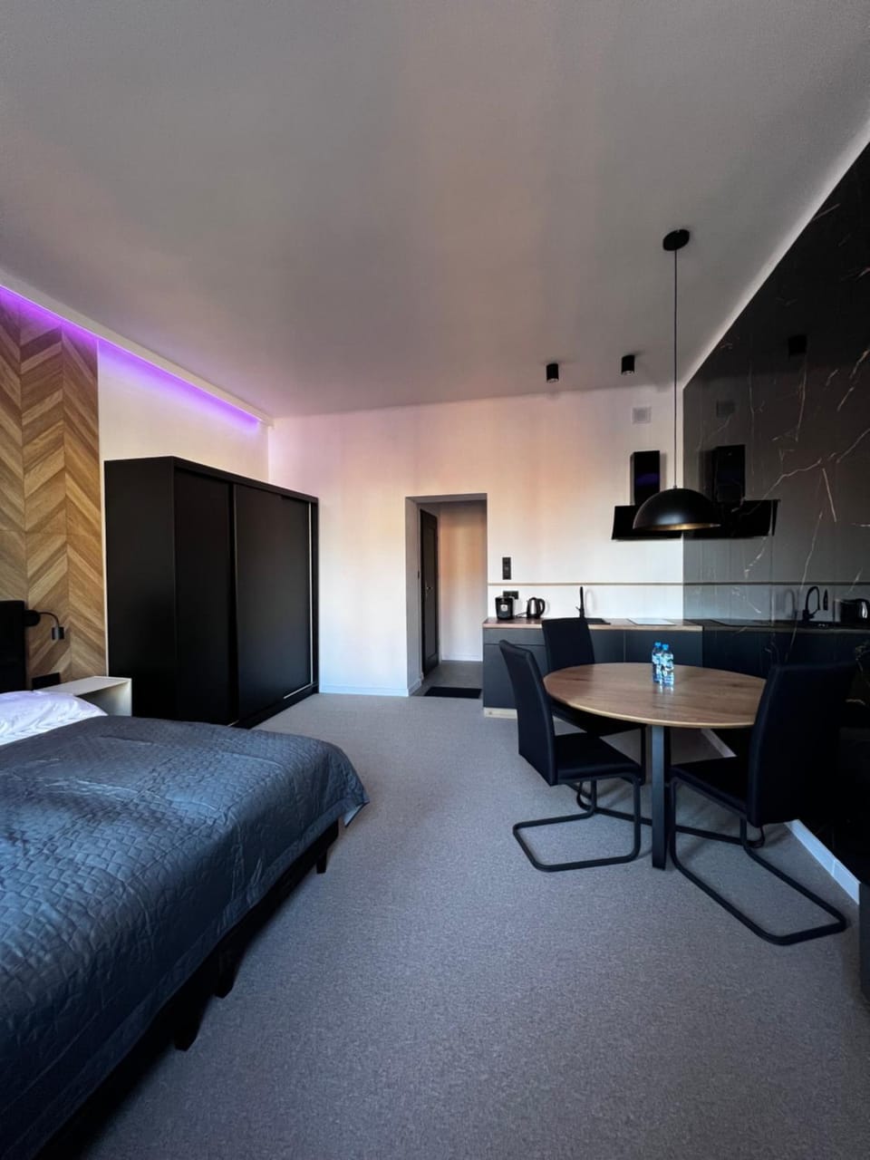 Bed, Kitchen or kitchenette, Photo of the whole room, Seating area, Bedroom