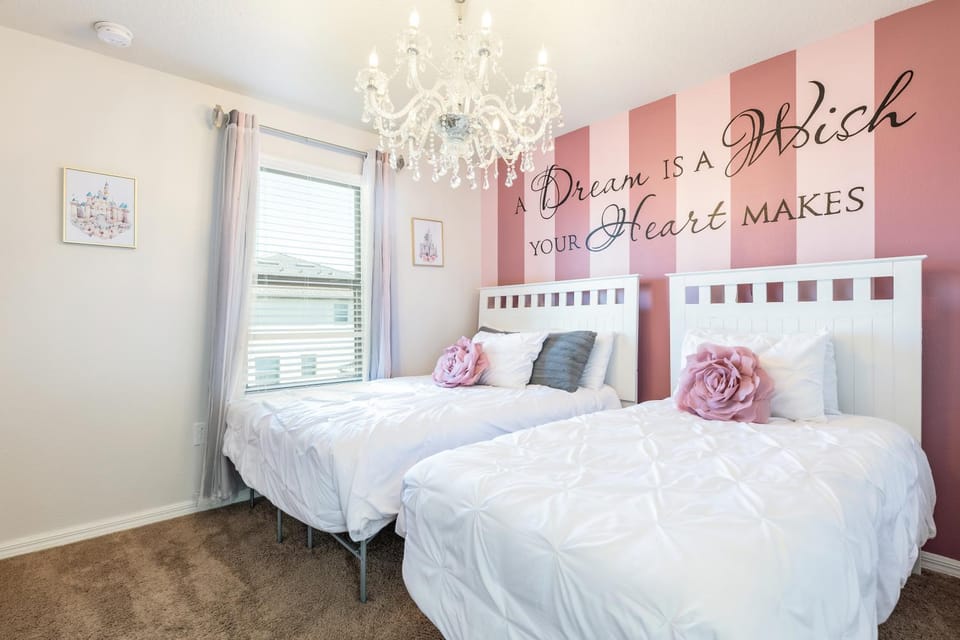 Casa Encanto - 5 Bedroom with Free Pool Heat & BBQ House in Osceola County