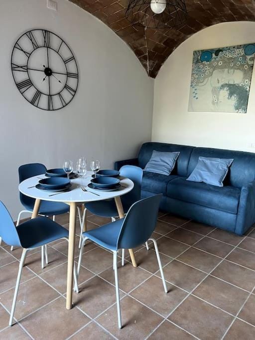 Windrose Blue Blossom Apartment in Volterra