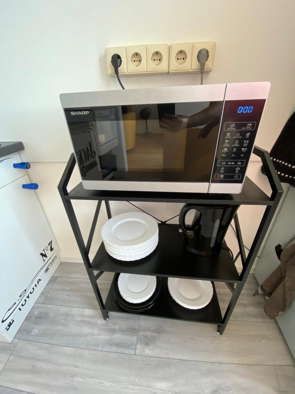 Kitchen or kitchenette, minibar