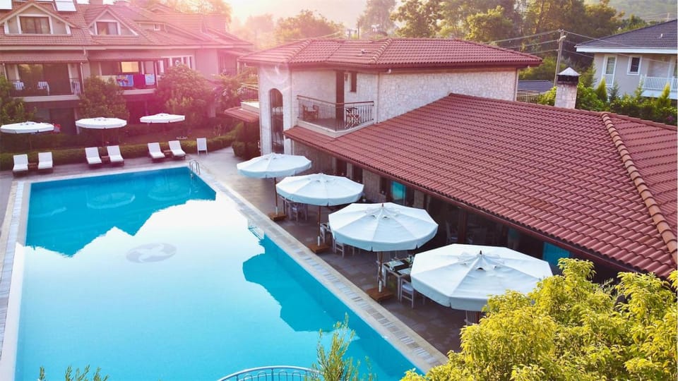 Property building, Restaurant/places to eat, Swimming pool