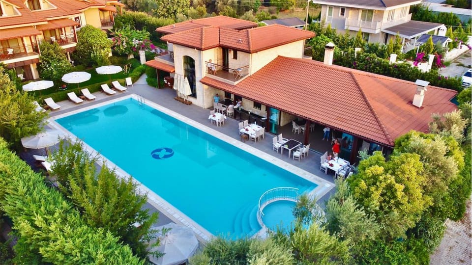 Property building, Bird's eye view, Swimming pool