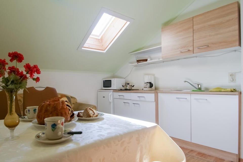 Coffee/tea facilities, Kitchen or kitchenette, Dining area