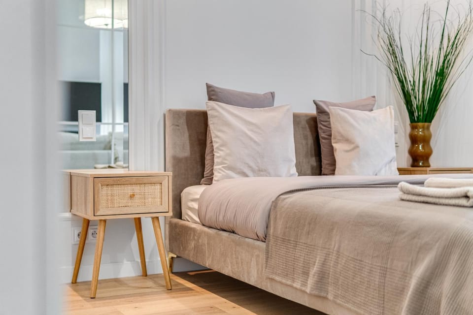 Bed, Living room, Photo of the whole room, Seating area, Bedroom