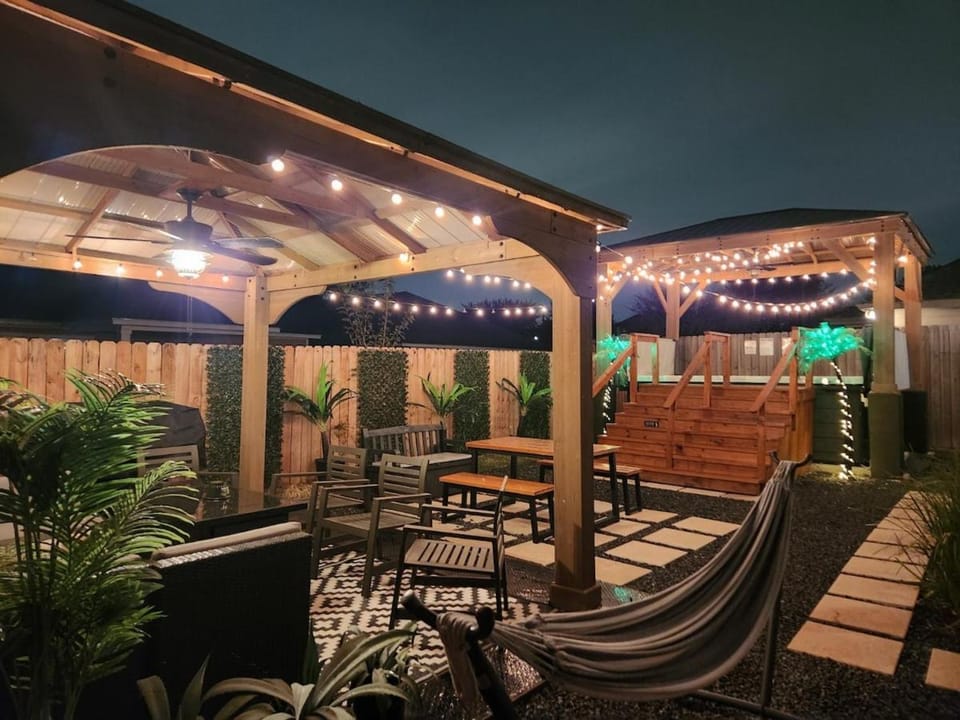 Inter-connected Duplex 8br Sleeps 22 Swim Spa House in Harris County