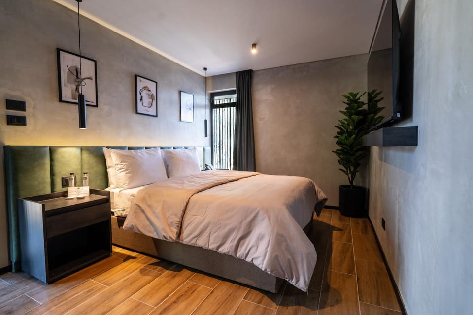 Bed, TV and multimedia, Photo of the whole room, Bedroom