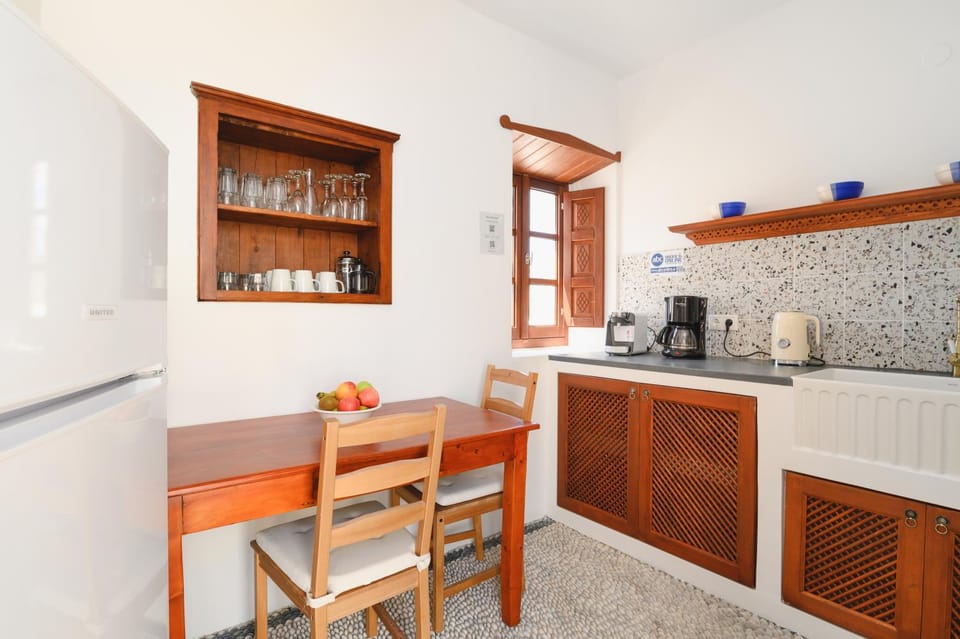 Coffee/tea facilities, Kitchen or kitchenette, Dining area, minibar, toaster