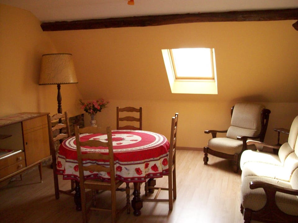 AU Bosquet fleuri Farm Stay in Jura