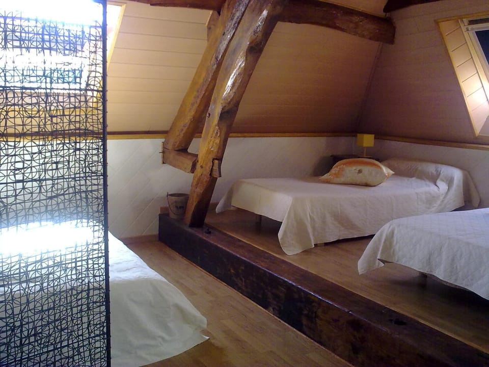 AU Bosquet fleuri Farm Stay in Jura