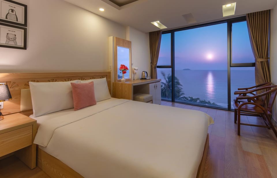 Bed, Photo of the whole room, Seating area, Bedroom
