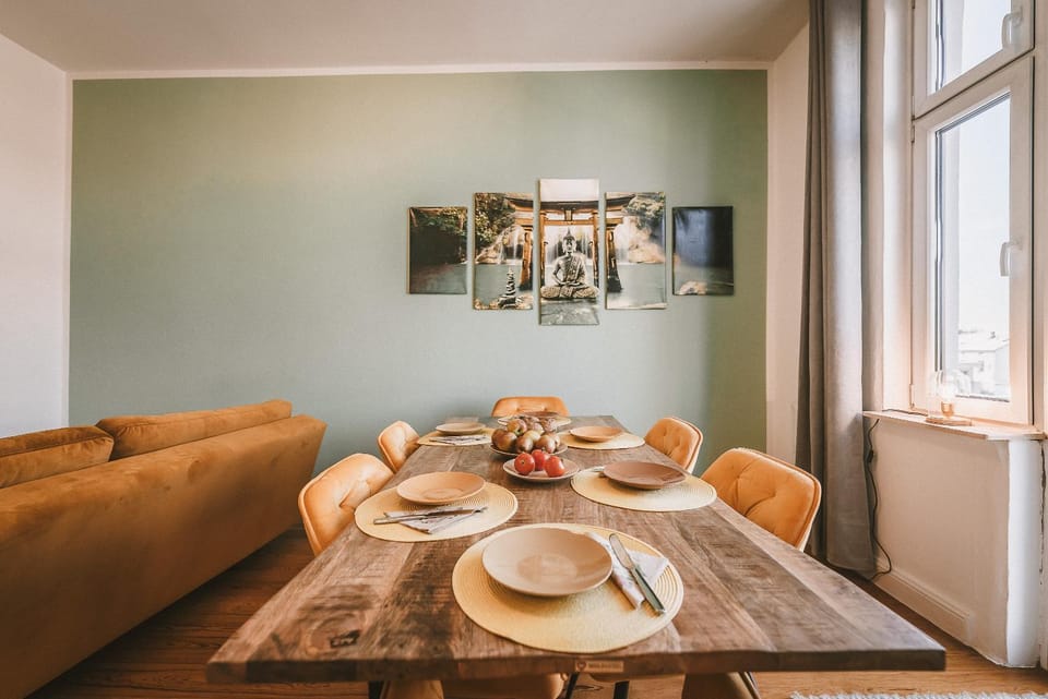 Living room, Food and drinks, Seating area, Dining area, Food