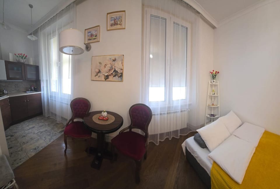 Communal lounge/ TV room, Kitchen or kitchenette, Living room