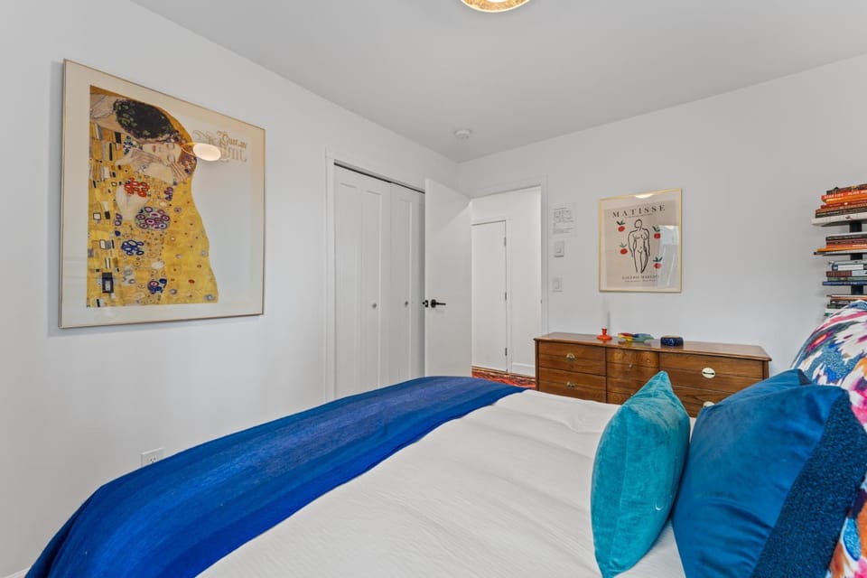 Mid-Century Modern Dream Retreat Bed and Breakfast in West Kelowna