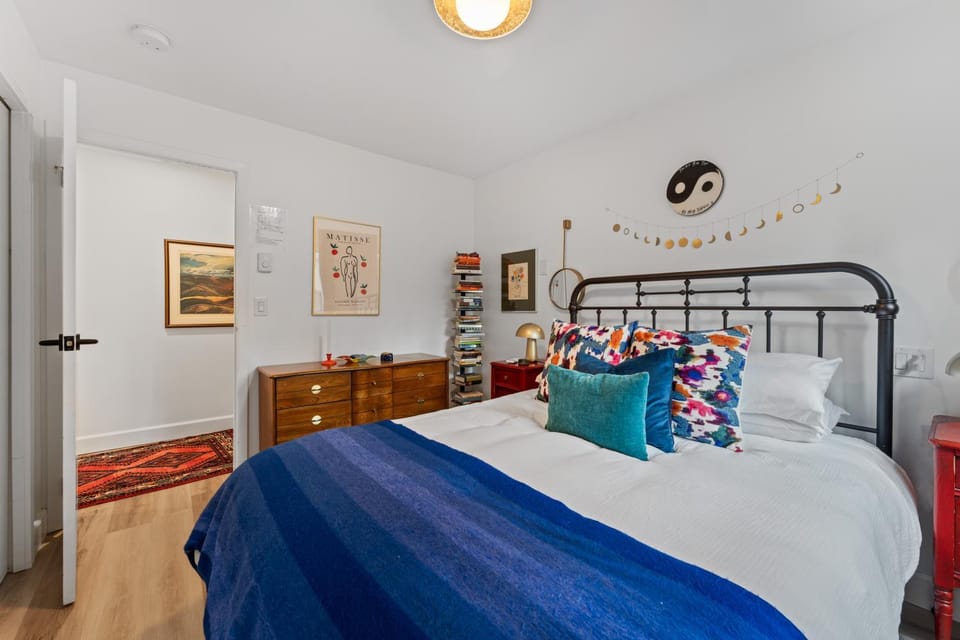 Mid-Century Modern Dream Retreat Bed and Breakfast in West Kelowna