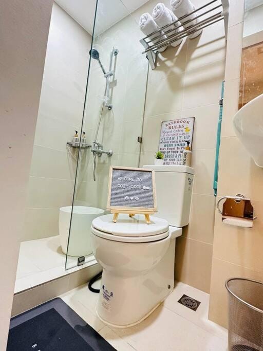 Shower, Toilet, Bathroom, towels