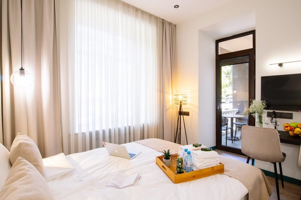 Bed, TV and multimedia, Living room, Photo of the whole room, Seating area, Bedroom, towels