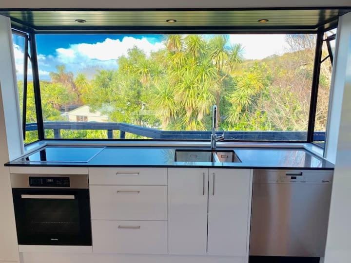 Kitchen or kitchenette, oven