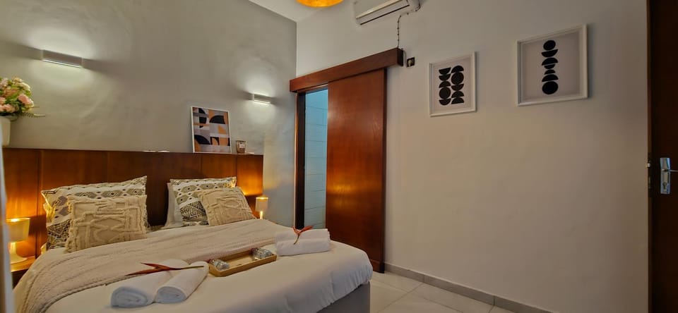 Bed, Bedroom, towels