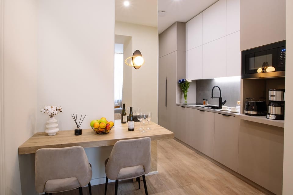 Coffee/tea facilities, Kitchen or kitchenette, Dining area, minibar, toaster